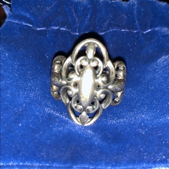 Beautiful Sterling Silver Ring - Picture 3 of 9